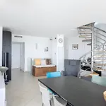 Climatise Avec Terrasse Et Parking, Face A La - Fr-1-715-76