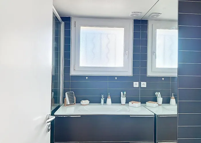 Apartament Climatise Avec Terrasse Et Parking, Face A La - Fr-1-715-76 *