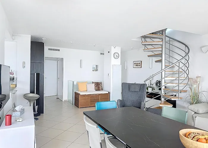 Climatise Avec Terrasse Et Parking, Face A La - Fr-1-715-76