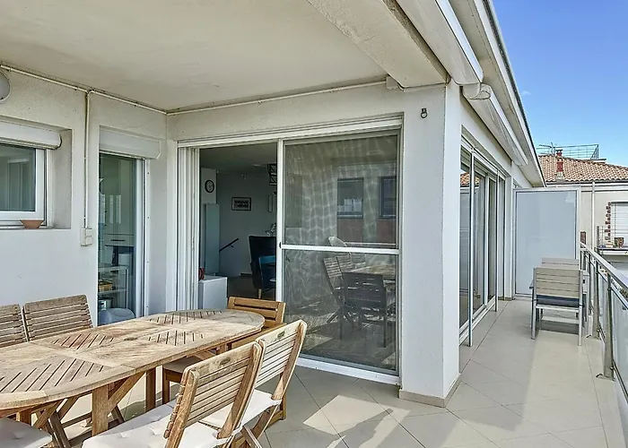 Climatise Avec Terrasse Et Parking, Face A La - Fr-1-715-76 Apartament