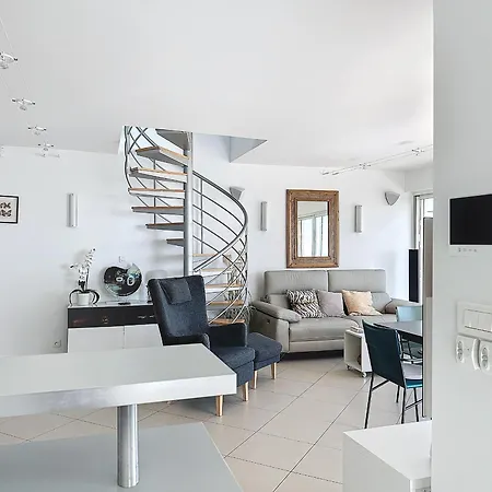 Apartamento Climatisé Avec Terrasse Et Parking, Face à La - Fr-1-715-76