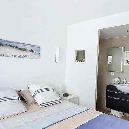 Climatise Avec Terrasse Et Parking, Face A La - Fr-1-715-76 Lejlighed *