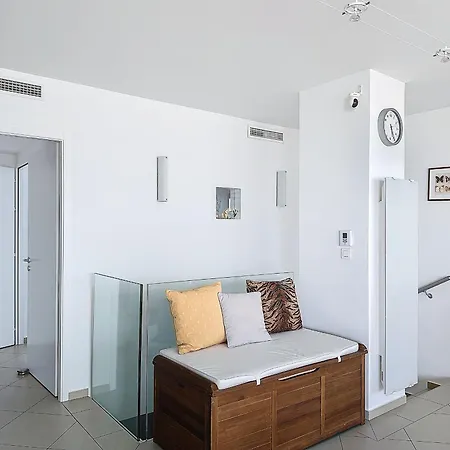 Climatise Avec Terrasse Et Parking, Face A La - Fr-1-715-76 *