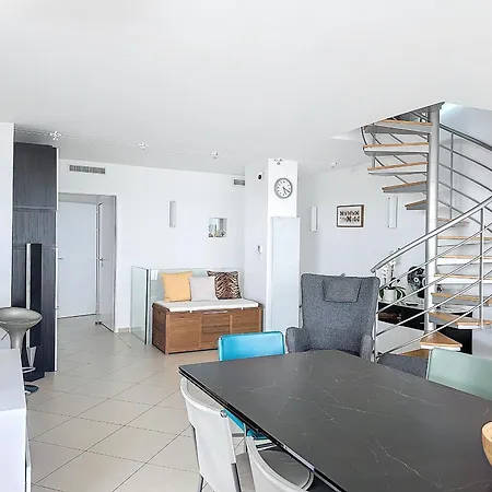 Climatise Avec Terrasse Et Parking, Face A La - Fr-1-715-76