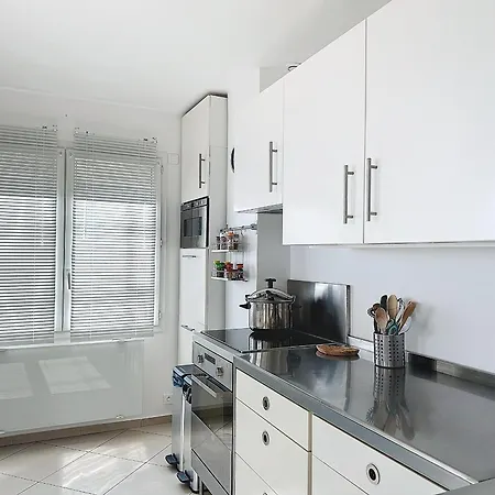 Climatise Avec Terrasse Et Parking, Face A La - Fr-1-715-76 *