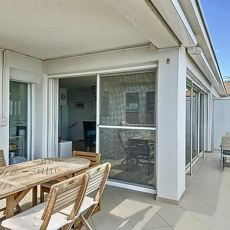 Climatise Avec Terrasse Et Parking, Face A La - Fr-1-715-76 Lejlighed