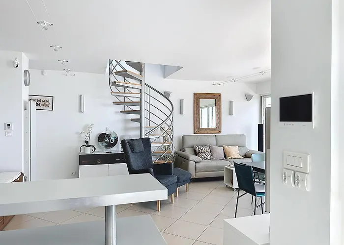 Apartamento Climatisé Avec Terrasse Et Parking, Face à La - Fr-1-715-76
