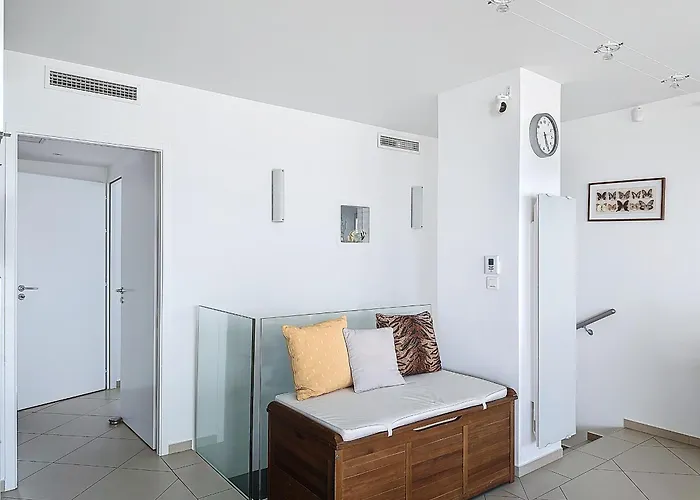 Climatise Avec Terrasse Et Parking, Face A La - Fr-1-715-76 *