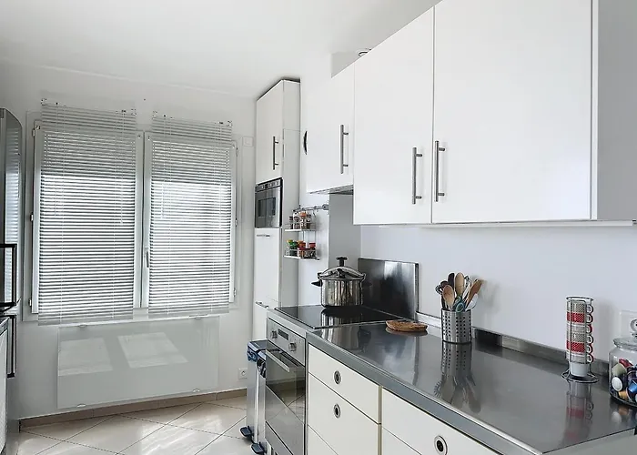 Climatise Avec Terrasse Et Parking, Face A La - Fr-1-715-76 *